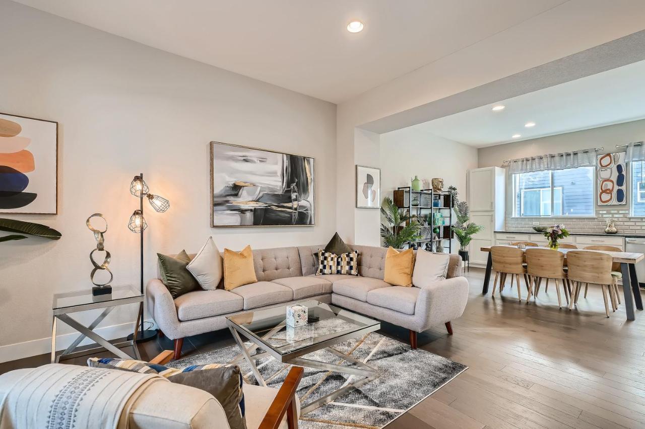 Stylish & Spacious Centrally-located W/garage Ferienhaus