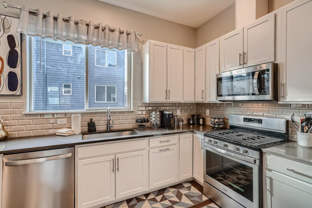Ferienhaus Stylish & Spacious Centrally-located W/garage