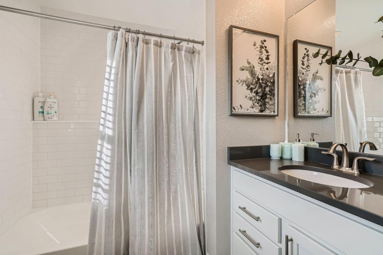 Ferienhaus Stylish & Spacious Centrally-located W/garage *