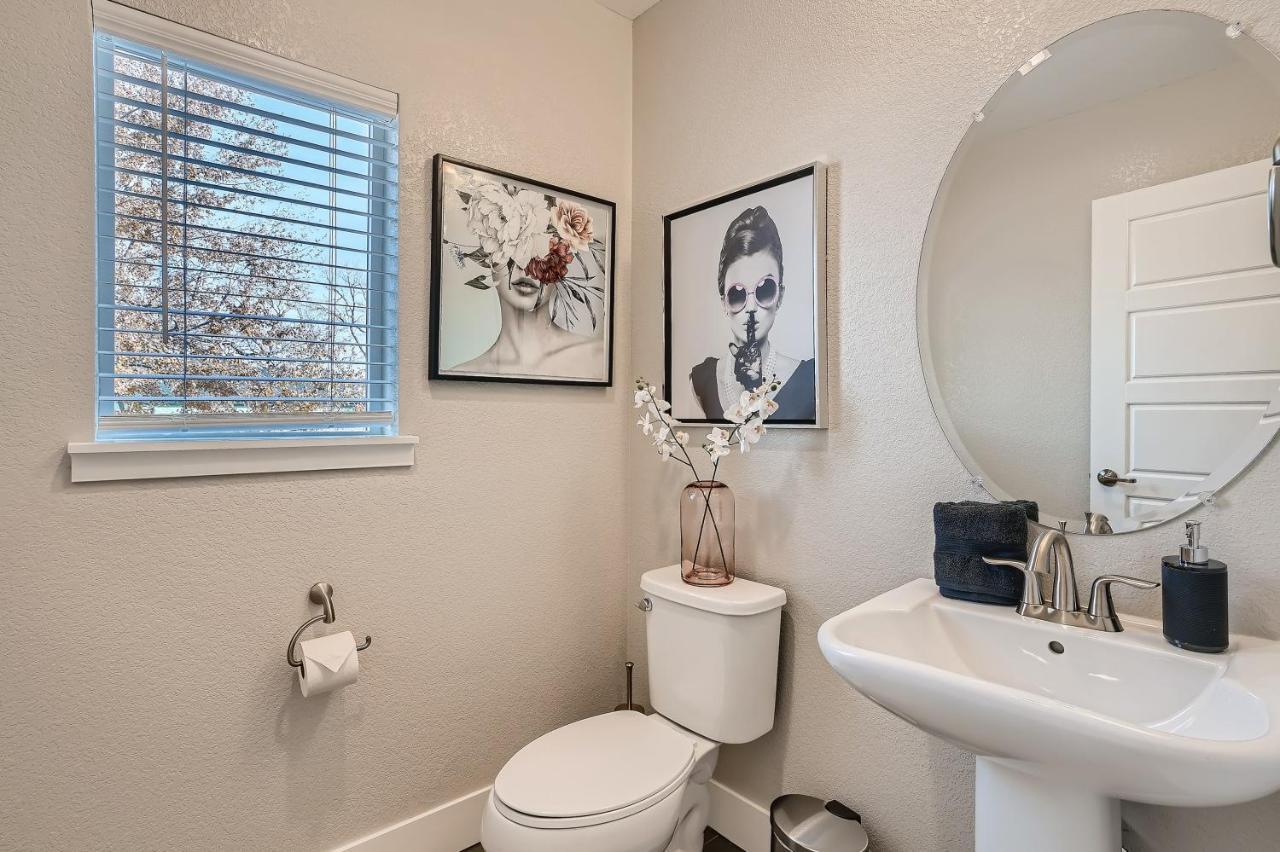 Stylish & Spacious Centrally-located W/garage Wheat Ridge